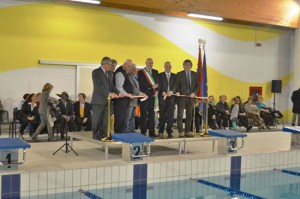 Taglio del nastro per la piscina comunale