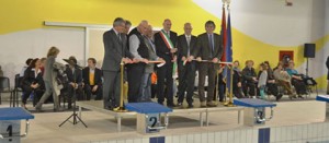 Taglio del nastro per la piscina comunale