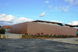 L'esterno della piscina comunale 