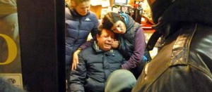 Patrizio Podda assistito all'interno del suo negozio
