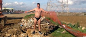 Bernardo Podda in mutande sulle macerie del chiosco