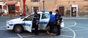 Gli agenti con il cittadino straniero