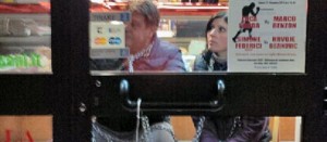 Patrizio Podda incatenato all'interno del negozio