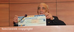 Il presidente della Banca di Viterbo Luigi Manganiello consegna i buoni alle associazioni