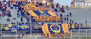 La curva gialloblù nella partita contro il Rieti