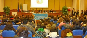 La sala Mechelli colma di ragazzi per la premiazione del concorso contro la voiolenza di genere