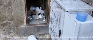 Rifiuti in giro per il centro storico