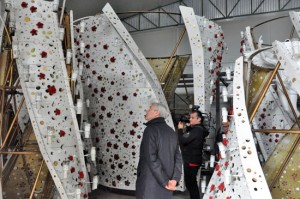 Il sindaco Michelini tra i pezzi di Fiore del cielo