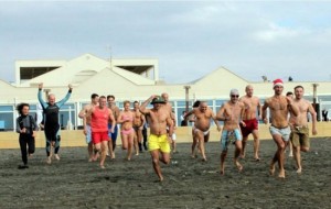 Un tuffo di solidarietà per la Sardegna 