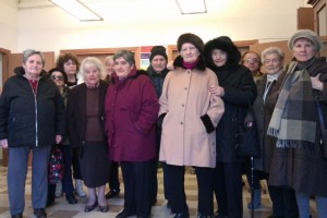 Gli anziani visita alla scuola