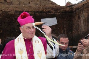 Il vescovo si accinge a ricoprire la prima pietra