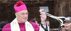 Chiesa di Villanova, il vescovo con la cazzuola per ricoprire la prima pietra