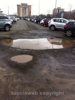 Le pozze di fronte al parcheggio del tribunale 