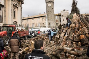 Il "focarone" in fase di montaggio