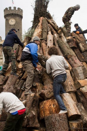 Il "focarone" in fase di montaggio