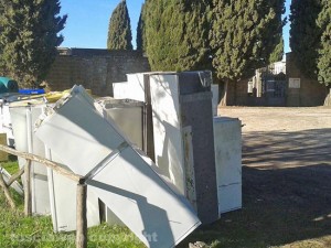 Emergenza rifiuti - L'isola di prossimità a Sant'Angelo di Roccalvecce davanti al cimitero