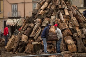 Il "focarone" in fase di montaggio