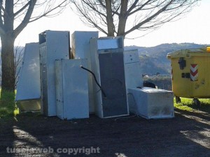 Emergenza rifiuti - L'isola di prossimità a Sant'Angelo di Roccalvecce davanti al cimitero