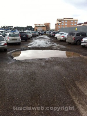 Le pozze di fronte al parcheggio del tribunale 