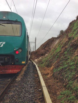 Il treno deragliato tra Tobia e Tre Croci