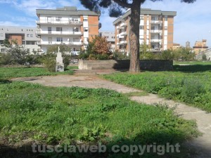 Il degrado nel giardino di Via Rasetti