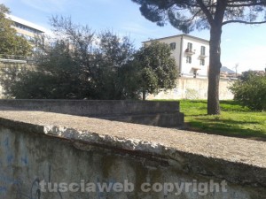 Il degrado nel giardino di Via Rasetti