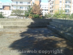 Il degrado nel giardino di Via Rasetti