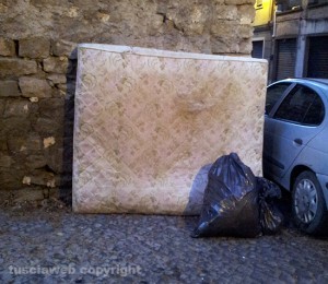Il materasso e la sporcizia abbandonati