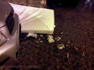 Il materasso e la sporcizia abbandonati