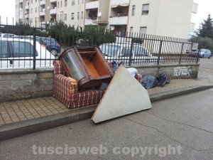 L'immondizia in via Buccheri 