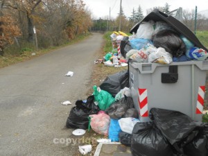 I cumuli di immondizia all'Arcionello