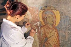 S. Maria Nuova, Mariarita Cocciamiglio rimuove le vecchie stuccature