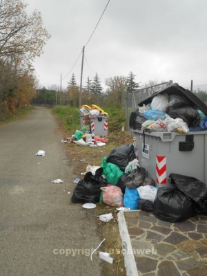I cumuli di immondizia all'Arcionello