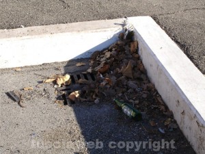 I rifiuti nella zona tra via Galvani e  il tribunale di Viterbo