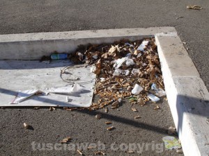 I rifiuti nella zona tra via Galvani e  il tribunale di Viterbo