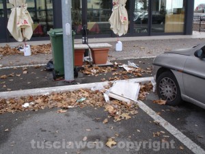 I rifiuti nella zona tra via Galvani e  il tribunale di Viterbo