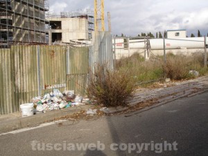 I rifiuti nella zona tra via Galvani e  il tribunale di Viterbo