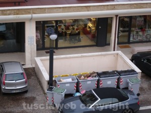 I rifiuti nella zona tra via Galvani e  il tribunale di Viterbo