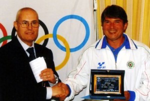 Domenico Palazzetti premia un atleta