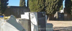 Emergenza rifiuti - L'isola di prossimità a Sant'Angelo di Roccalvecce davanti al cimitero