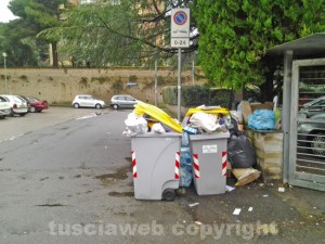 I cassonetti in largo Via Cattaneo