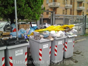 I cassonetti in largo Via Cattaneo
