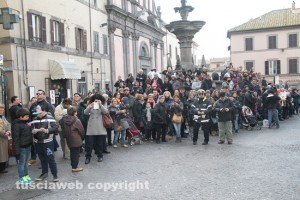 La folla in attesa della calza