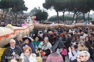 La calza sfila per la città