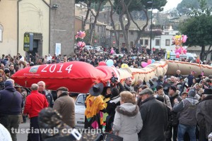 La calza sfila per la città
