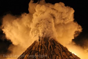 La nuvola di fumo durante l'accensione del focarone