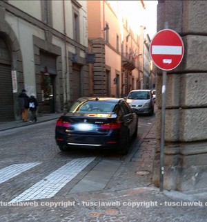 L'auto parcheggiata contromano a via Cavour