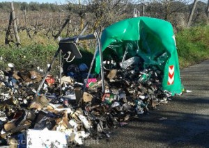 Strada Freddano -  Il cassonetto incendiato e i residui sparsi