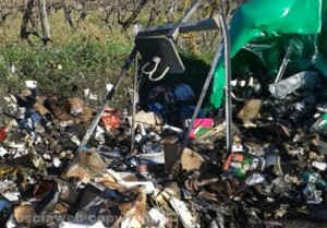 Strada Freddano -  Il cassonetto incendiato e i residui sparsi