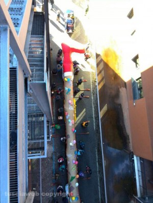 Befana - La calza più lunga del Mondo in via Teulada a Roma
